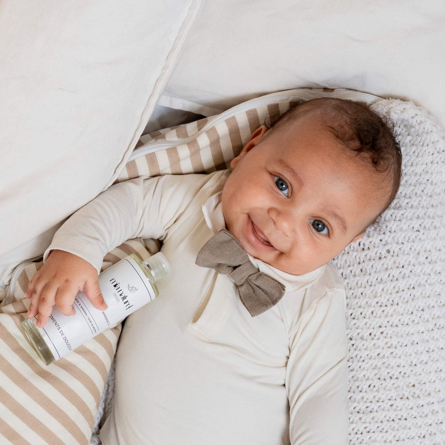 Bébé qui sourit avant sa séance de massage.